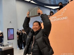 三星首款三折叠屏手机在韩发售，创新设计引关注