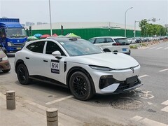 岚图追光S无伪装实车曝光：黑白双色设计+华为激光雷达+646马力四驱