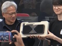 黄仁勋访韩首站弘大T1基地，赠Faker全球唯一签名RTX 5090显卡