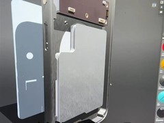 iPhone 17 Pro Max内部构造曝光：主板横置、钢壳电池与影像大升级