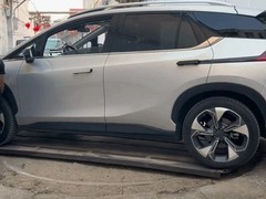 河北新乐现掉头神器 胡同转盘巧解行车难题