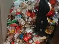长春电竞酒店现垃圾山房间 住客住两年欠费搬离引热议