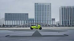 “两轮界的特斯拉”OMOWAY新加坡发布机器人架构，自平衡摩托上演“车上芭蕾”