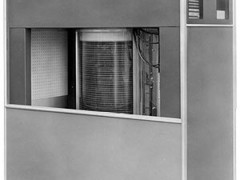 IBM推出首块机械硬盘RAMAC 350，开启现代数据存储新时代