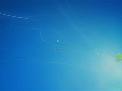 Windows纯色壁纸致登录卡顿30秒：就绪信号缺失引发系统等待超时