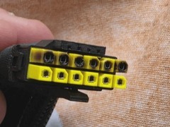 RTX 5090显卡两次烧毁 用户质疑微星转接线设计缺陷