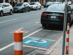 青岛一女子违停被砸车引热议