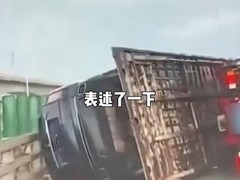 劳斯莱斯拖运侧翻致损275万元 保险公司拒赔引争议