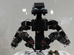 日立发布无腿轮式人形机器人，2027年将投用于工厂装配