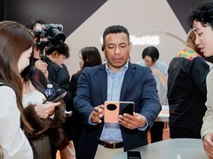 秘鲁等多国驻华使节探访郑州OPPO快闪店，点赞Find N6折叠屏硬核科技