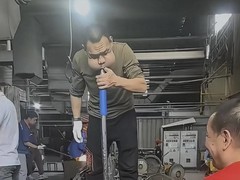 吹玻璃工人因职业劳损走红：三十年鼓腮炼成青蛙王子