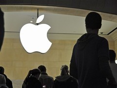 罗恩·约翰逊强调：iPhone Duo等创新产品须亲身体验，线下门店不可替代
