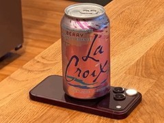 开发者用冰镇气泡水为iPhone 18 Pro散热，性能提升25%但实用性受限