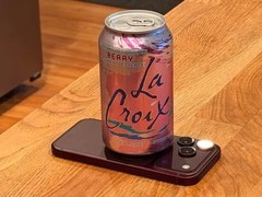 iPhone 18 Pro贴冰镇气泡水散热，性能提升25%且温控显著改善