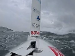“信天翁”无人艇首穿台风眼