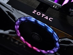 索泰RTX 5080天启OC 机甲美学与无匹性能的旗舰之选