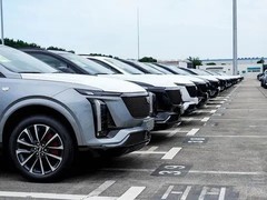 凯迪拉克XT5降价14.5万热销：性价比突围中型豪华SUV市场