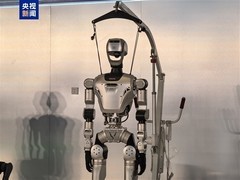 全球首台全国产电子架构具身智能机器人发布，安全与智能双突破