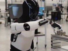 马斯克承诺明年量产擎天柱，进驻特斯拉工厂打工