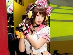 女神异闻录4 复兴东京电玩展舞台亮相，EnakoCosplay理世引爆现场