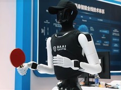 智元远征A3成全球首个全自主乒乓对战人形机器人