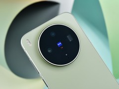 vivo X300s全面评测：把「长枪短炮」装进超能「小V单」