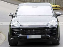 新款保时捷卡宴Turbo E-Hybrid路试曝光，纯电续航将超100公里