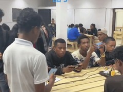 中国青年马达加斯加创太阳能手机网吧，低成本高人气成当地新地标