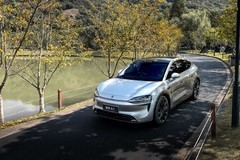 焕新版5亿投入全维升级，余承东评价智界R7是25万级家用SUV优选