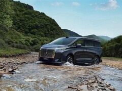 魏牌高山7 SUV正式上市：尺寸升级、智能四驱、续航超1100km