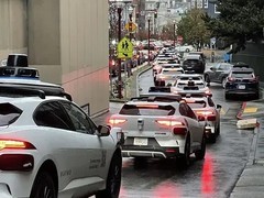 特斯拉Robotaxi强势推进，竞争对手故障暴露技术短板