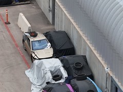 特斯拉Cybercab碰撞测试密集展开 16辆原型车现身工厂