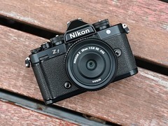 尼康 Zf 搭配长焦镜头平衡感好吗