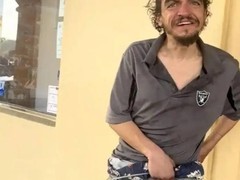 前童星流落街头引热议，家人呼吁专业援助而非募捐