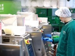 京东七鲜小厨落地高原企业食堂，AI智能炒菜机器人保障职工用餐品质