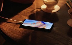 网友：安卓机快充100多W，充的没比苹果三星25W快多少？