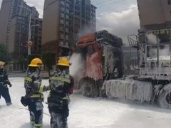 赣州货车自燃18吨废旧电池，消防紧急处置扑灭