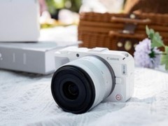 一机闯荡跨年夜：佳能R50V实测，烟花、美食、直播、扫街全能表现