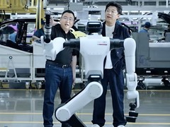 赛力斯人形机器人给黄渤当导游 这一幕信息量太大