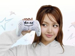 Lisa联名PlayStation DualSense控制器开启预购，幻彩珍珠配色限量发售