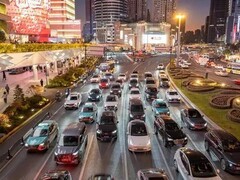 2025年末燃油车市场分化加剧：头部热销与边缘退场并存