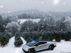 特斯拉FSD v14.2.2.1上线，雨天操控与泊车再升级