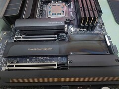 RTX 5090高负载致主板散热片高温变色，用户呼吁加强散热巡检