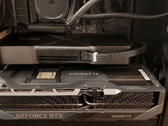 RTX 5090公版双槽精悍 vs 技嘉OC四槽巨无霸：体积与散热如何取舍？