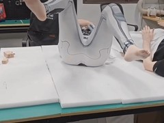 仿生机器人动作趋近真人，但距真正情感伴侣仍有技术与人文双重距离
