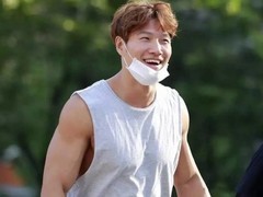 金钟国确诊前庭神经炎，高强度巡演后突发严重眩晕住院治疗