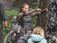 古墓丽影剧集因索菲·特纳背部旧伤复发暂停拍摄，预计两周后复工