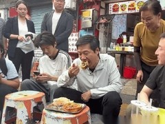 雷军黄仁勋街头吃面引热议：企业家真人出镜是真诚还是人设？