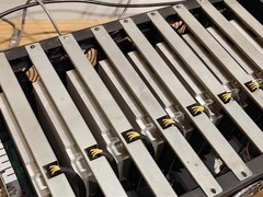 网友花250元购九卡矿机，54GB显存成功运行70亿参数大模型