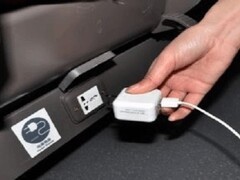 普速列车卧铺车厢充电争执引热议 铁路部门回应